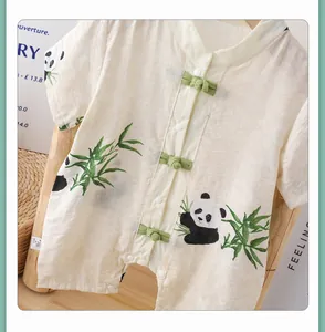 Details von Neugeborenen-Strampler aus Baumwolle mit China-Knöpfen und Panda-Bambus-Print