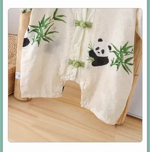 Detailaufnahme eines Baby-Stramplers im China-Stil mit Panda-Print und Froschknöpfen