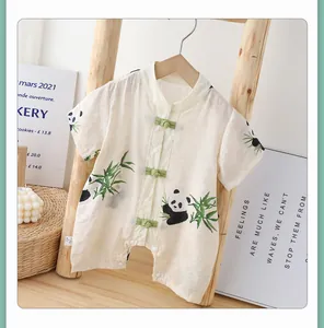 Detail von Baby-Strampler mit chinesischen Knotenknöpfen und süßem Panda-Bambus-Print