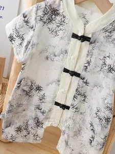 Baby-Strampler mit Bambusmuster, traditionellen Knöpfen und weichem Baumwollstoff