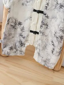 Baby-Sommerstrampler mit Bambus-Tuschedruck und chinesischen Knotenknöpfen in Beige