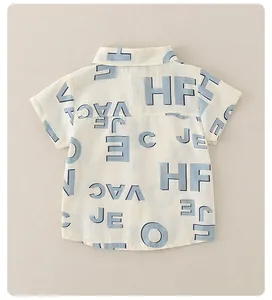Detailansicht aus leichter Baumwolle und Leinen mit blauem Buchstabendruck auf Kinderhemd