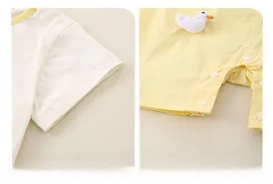 Détails de la barboteuse canard pour bébé avec revers de manches et boutons-pression