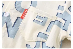 Detailaufnahme eines Kinder-Baumwollhemds mit Leinentextur, Fashion-Label und Tasche