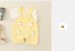 Détails de l'ensemble d'été bébé avec t-shirt blanc et salopette canard à boutons-pression