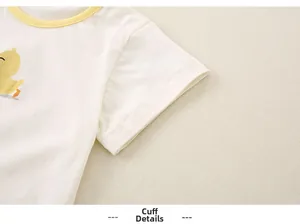 Détails du col passepoilé jaune et des poignets du t-shirt pour bébé motif canard