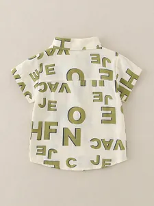 Kurzärmeliges Kinderhemd in Creme mit Alphabet-Print und schickem Umlegekragen-Design