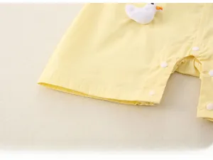 Détail des pressions du barboteuse bébé et caneton en peluche 3D décoratif sur coton jaune
