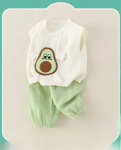 Détail d'un ensemble d'été en gaze de coton avec écusson avocat et tissu texturé