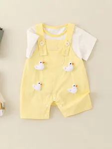 Conjunto de verano para bebé niña con camiseta blanca y peto amarillo de patos 3D