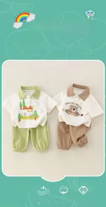 Détail d'ensembles polo en coton pour bébé avec broderies d'ours et de canard
