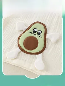 Détail du tissu en gaze de coton beige doux avec broderie avocat 3D pour enfants