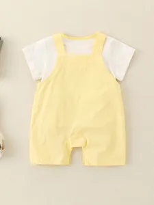 Conjunto de verano para bebé con camiseta blanca y peto corto amarillo de pato