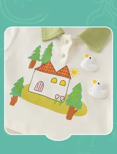 Détail du polo pour bébé en coton avec imprimé dessin animé et décorations canard