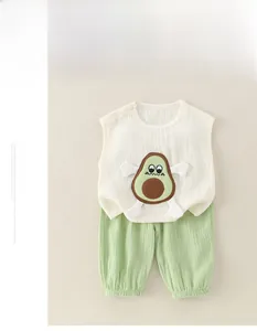 Détail du haut sans manches en coton pour bébé avec écusson avocat et pantalon doux