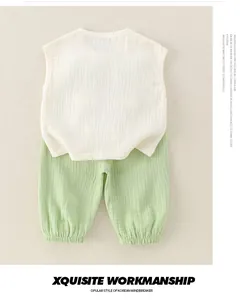 Détail de l'ensemble d'été pour bébé en gaze de coton avec poignets élastiques