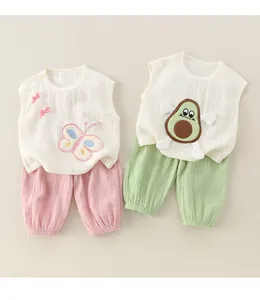 Texture détaillée d'un ensemble bébé en gaze de coton avec hauts sans manches et pantalon