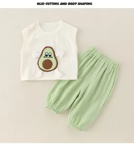 Détail de l'ensemble bébé fille en coton avec motif avocat et pantalon élastique