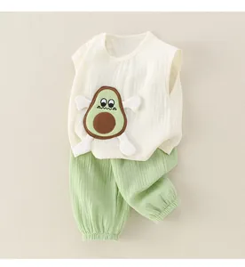 Détail du haut bébé sans manches en coton avec broderie avocat et pantalon en gaze