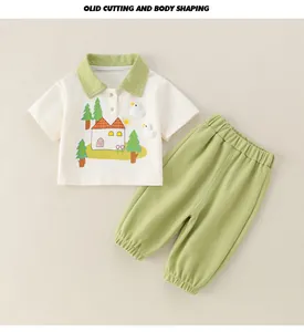Détail d'un ensemble polo en coton avec motif canard et pantalon vert élastique