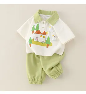 Détail d'un ensemble polo en coton pour bébé avec appliques canard 3D et imprimés maison