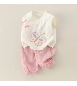 Détails de l'ensemble bébé fille en coton avec broderie papillon et petits nœuds