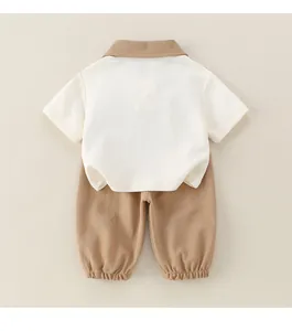 Vue arrière à plat de l'ensemble polo et pantalon en coton pour bébé en beige et kaki