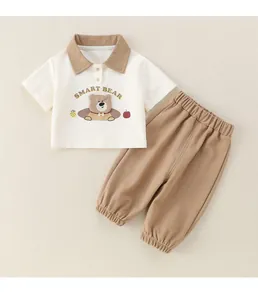 Détail de l'ensemble bébé en coton avec polo imprimé Smart Bear et pantalon assorti