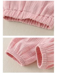 Détail du tissu en coton rose pâle avec texture froissée et coutures élastiques fines