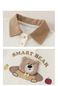 Gros plan sur la broderie d'ours et le tissu en maille du polo en coton pour garçons