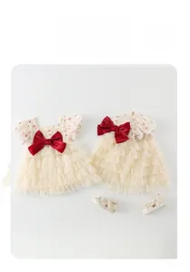 Détail du barboteuse bébé fille en coton avec nœud rouge et jupe en tulle