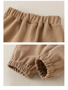 Détail du pantalon en coton pour bébé avec taille élastique et chevilles resserrées