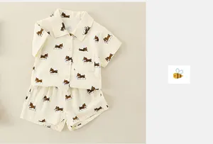 Détail de l'ensemble pyjama enfant en coton à motif chiot avec chemise boutonnée