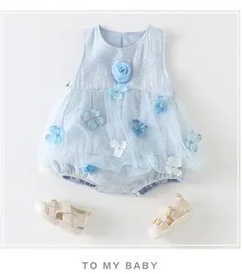 Detalle de mameluco para bebé celeste sin mangas con flores 3D y sandalias tejidas