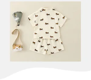 Détail d'un ensemble d'été pour bébé en coton avec imprimé chien mignon