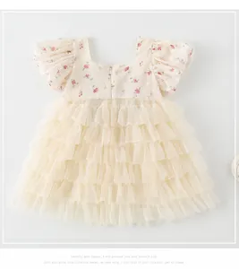 Détail d'un barboteuse pour bébé fille à fleurs avec jupe en tulle et manches bouffantes