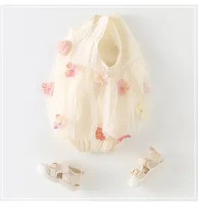 Detalle de body de verano para bebé con flores en 3D y sandalias a juego de calidad