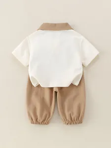 Ensemble bébé garçon en coton avec chemise crème à manches courtes et pantalon marron