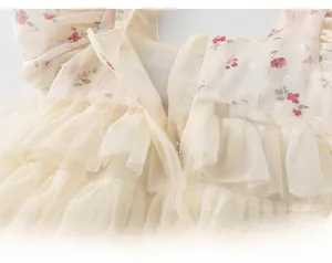 Détail de la fermeture éclair cachée et des volants sur le body bébé à fleurs