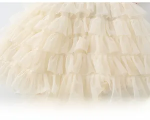 Détail de tulle multicouche doux sur un body en coton pour bébé fille avec volants
