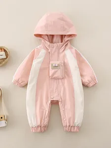 Winddicht baby kruippakje in roze en wit met konijnenoren en een ritszakje