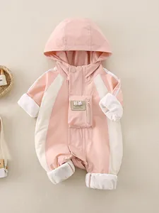 Winddicht babyrompertje met capuchon in roze en beige met konijnenpatch voor de lenteperiode