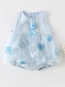 Mameluco sin mangas para bebé niña en azul claro con pétalos 3D y falda de tul
