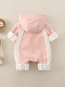 Roze en witte baby-romper met capuchon en winddichte ribboorden voor buitengebruik in de lente