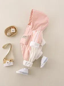 Roze en beige windjack met capuchon voor baby meisjes en witte canvas schoenen