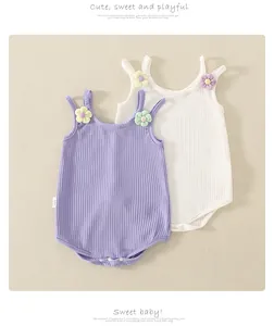 Détail de bodies bébé avec bretelles fleuries 3D et boutons-pression sur coton côtelé