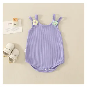 Détail du body bébé en coton côtelé violet avec fleurs 3D sur les bretelles