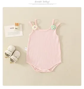 Détail d'un body côtelé rose pour bébé avec fleurs 3D et boutons-pression en bas