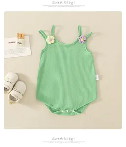 Détail du body bébé vert menthe côtelé avec petites fleurs décoratives et boutons-pression