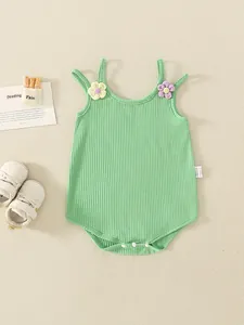 Body bébé en coton vert clair à texture côtelée et détails de fleurs sur bretelles